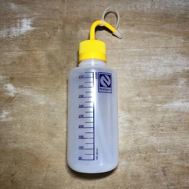 Imagem de referência de PISSETA EM PE GRAD. C/ TAMPA AMARELA – 500ML – 2210