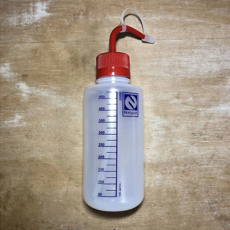 Imagem de referência de PISSETA EM PE GRAD. C/ TAMPA VERMELHA – 500ML – 2210